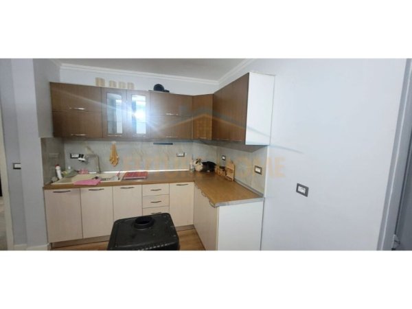 Korce, jepet me qera apartament 2+1+Ballkon Kati 5, 76 m² 250 € (KO46666)