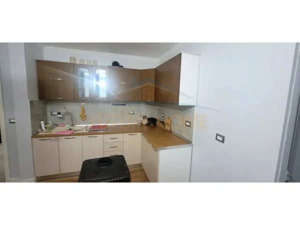 Korce, jepet me qera apartament 2+1+Ballkon Kati 5, 76 m² 250 € (KO46666)