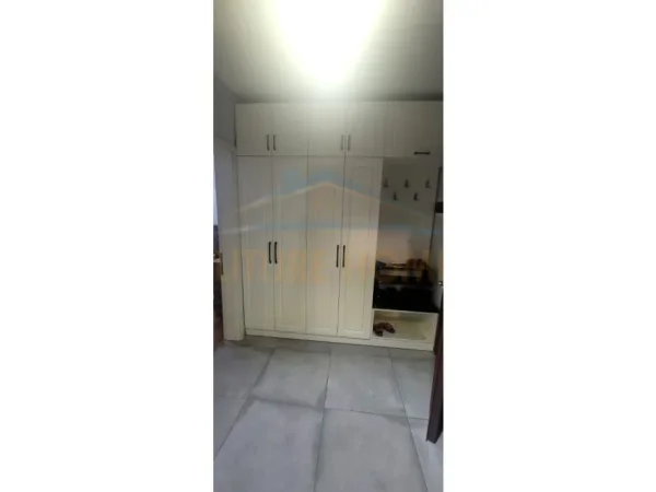 Korce, jepet me qera apartament 2+1+Ballkon Kati 5, 76 m² 250 € (KO46666)