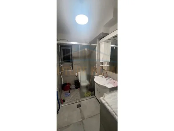 Korce, jepet me qera apartament 2+1+Ballkon Kati 5, 76 m² 250 € (KO46666)