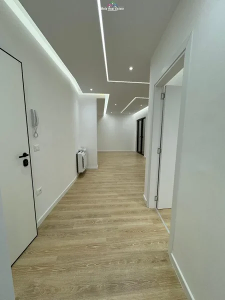 Tirane, jepet me qera zyre Kati 1, 72 m² 700 € (myslym shyri)