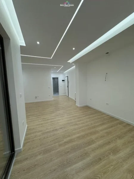 Tirane, jepet me qera zyre Kati 1, 72 m² 700 € (myslym shyri)