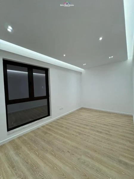 Tirane, jepet me qera zyre Kati 1, 72 m² 700 € (myslym shyri)