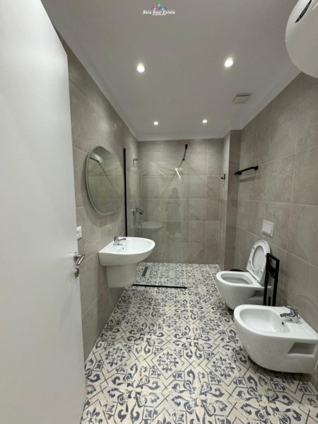 Tirane, jepet me qera zyre Kati 1, 72 m² 700 € (myslym shyri)