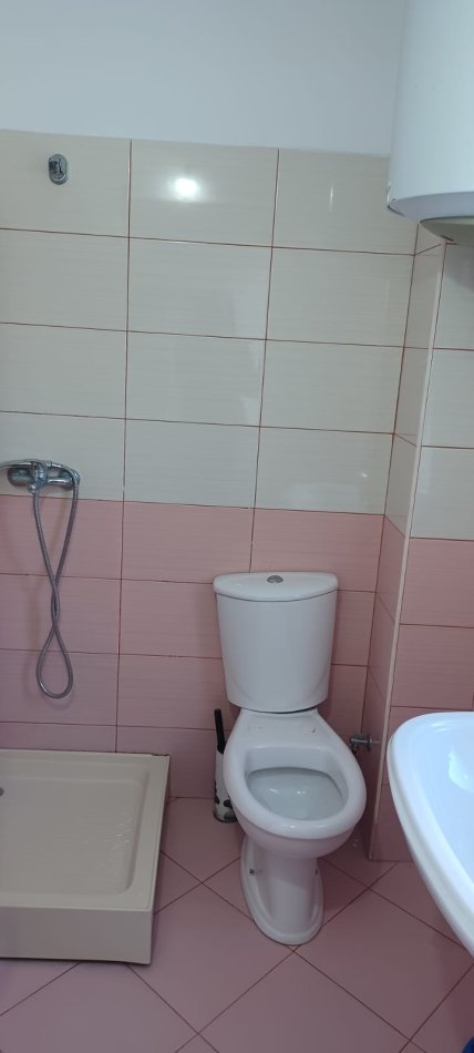 Tirane, jepet me qera apartament 2+1+Ballkon Kati 4, 90 m² 400 € (Fresk , rruga e thesarit , 4 minuta larg restorant freskut)