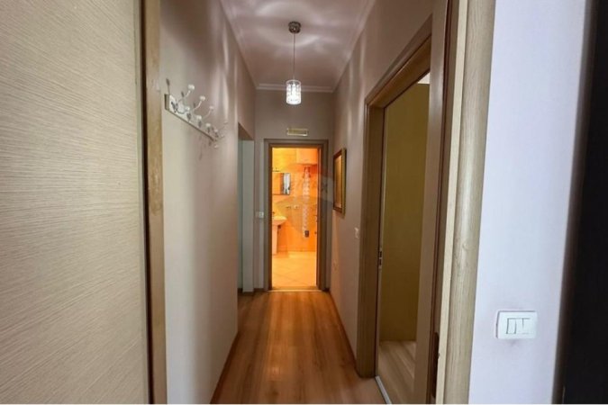Tirane, jepet me qera apartament 3+1 Kati 4, 97 m² 600 € (Brryl)