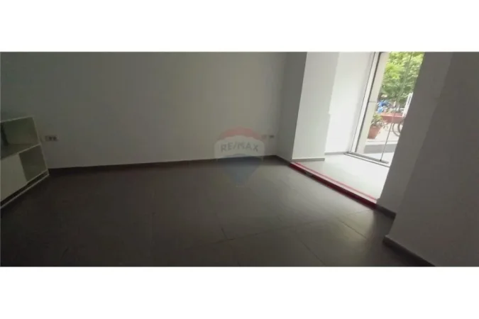 Tirane, shitet dyqan Kati 0, 36 m² 90.000 € (Myslym Shyri, Shallvaret)