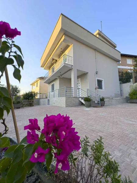 Tirane, jepet me qera Vile 2+1 Kati 3, 172 m² 1.100 € (Vilat Gjermane)