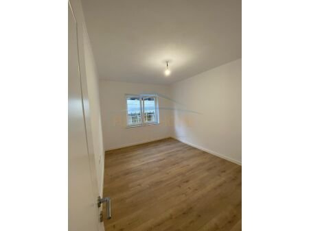 Tirane, shitet apartament 2+1+Ballkon Kati 2, 83 m² 185.000 € (Rruga e Durresit, AREA47348)