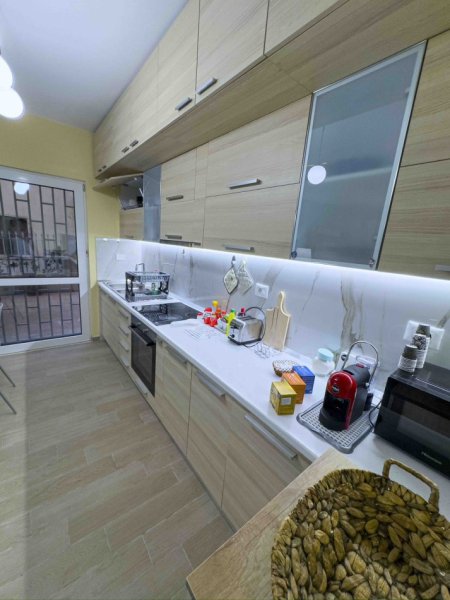 Tirane, jepet me qera Vile 3 Katshe Kati 0, 300 m² 1.100 € (Rruga e Elbasanit)