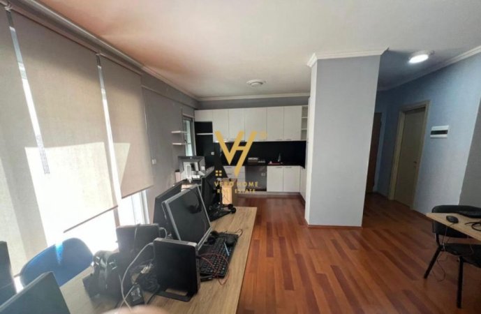 Tirane, jepet me qera zyre Kati 1, 130 m² 1.200 € (RRUGA 5 MAJI)