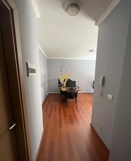 Tirane, jepet me qera zyre Kati 1, 130 m² 1.200 € (RRUGA 5 MAJI)