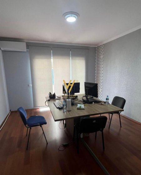 Tirane, jepet me qera zyre Kati 1, 130 m² 1.200 € (RRUGA 5 MAJI)