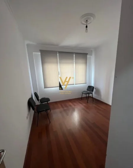 Tirane, jepet me qera zyre Kati 1, 130 m² 1.200 € (RRUGA 5 MAJI)
