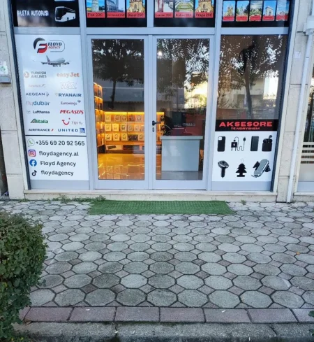 Tirane, Shitet Biznesi Aksesore Elektronike dhe Agjensi Turistike ,i kompletuar bashke me aksesoret dyqan Kati 0, 35 m² (Besim Alla Tirane)