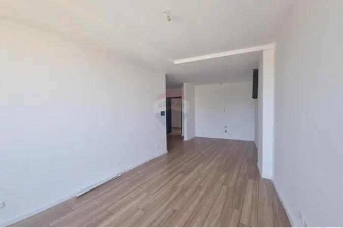Tirane, jepet me qera zyre Kati 1, 93 m² 1.500 € (Lake View, Liqeni i Tiranes)