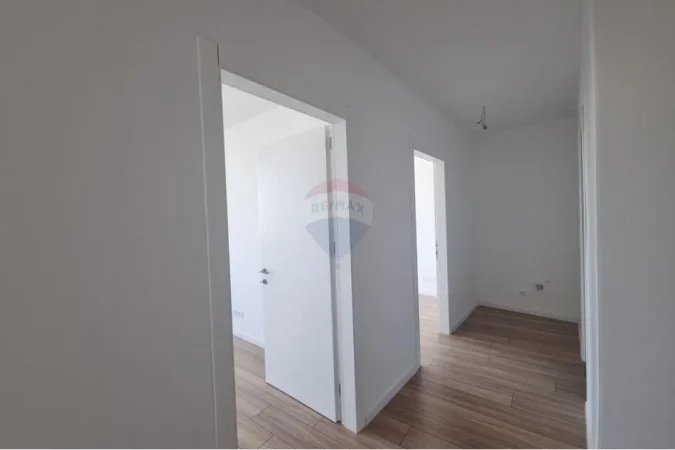 Tirane, jepet me qera zyre Kati 1, 93 m² 1.500 € (Lake View, Liqeni i Tiranes)
