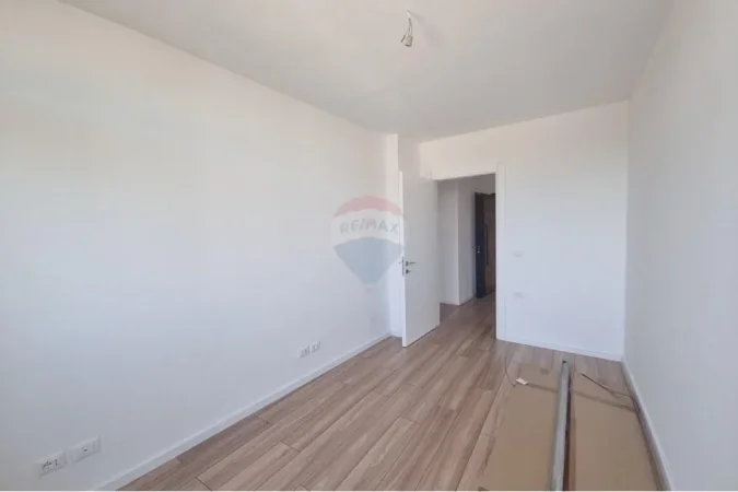 Tirane, jepet me qera zyre Kati 1, 93 m² 1.500 € (Lake View, Liqeni i Tiranes)