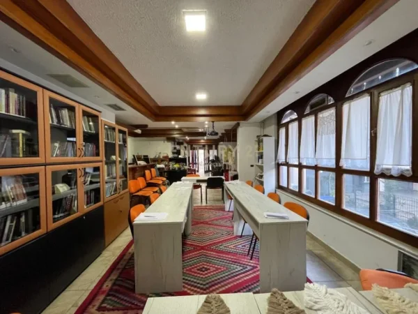 Tirane, jepet me qera zyre Kati 1, 78 m² 800 € (Neom105127)