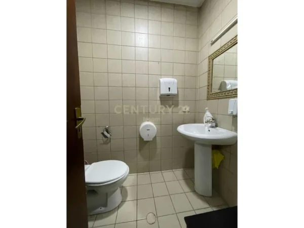 Tirane, jepet me qera zyre Kati 1, 78 m² 800 € (Neom105127)