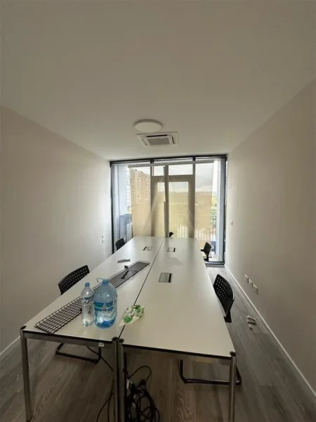 Tirane, jepet me qera ambjent biznesi Kati 3, 121 m² 1.200 € (Lake View Residence)