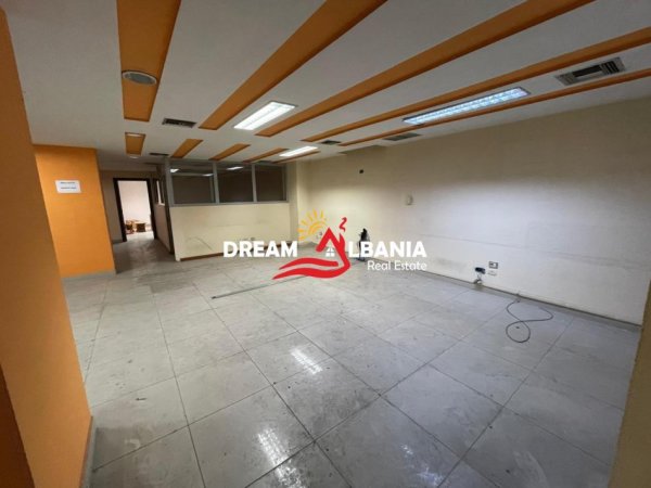 Tirane, jepet me qera ambjent biznesi Kati 0, 350 m² 2.500 € (Stadiumi Dinamo)