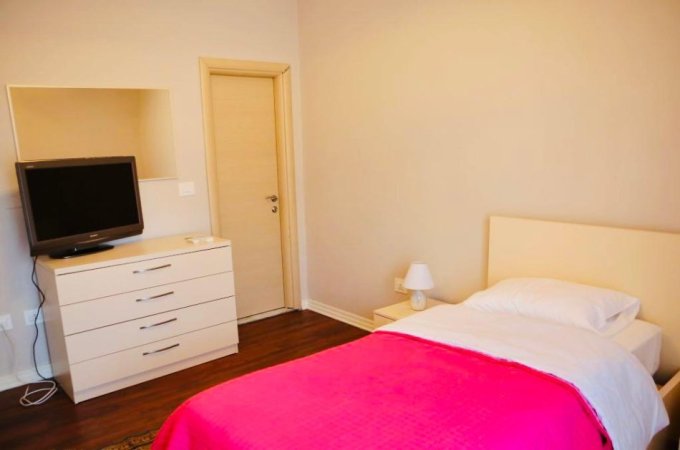 Tirane, jepet me qera apartament 3+1 Kati 2, 140 m² 800 € (Kompleksi Dinamo)
