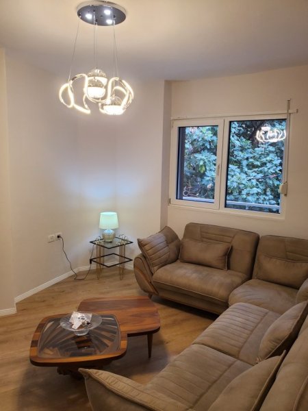 Tirane, jepet me qera apartament 1+1+Ballkon Kati 1, 80 m² 500 € 