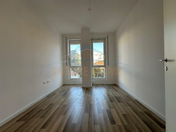 Tirane, jepet me qera apartament 2+1+post parkimi per zyra Kati 1, 97 m² 800 € (Tregu Elektrik)
