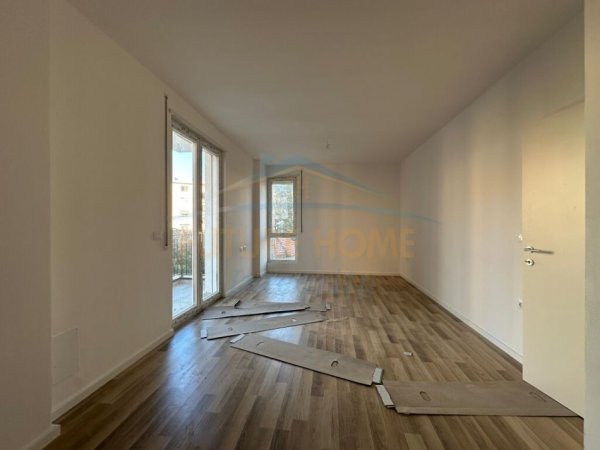 Tirane, jepet me qera apartament 2+1+post parkimi per zyra Kati 1, 97 m² 800 € (Tregu Elektrik)