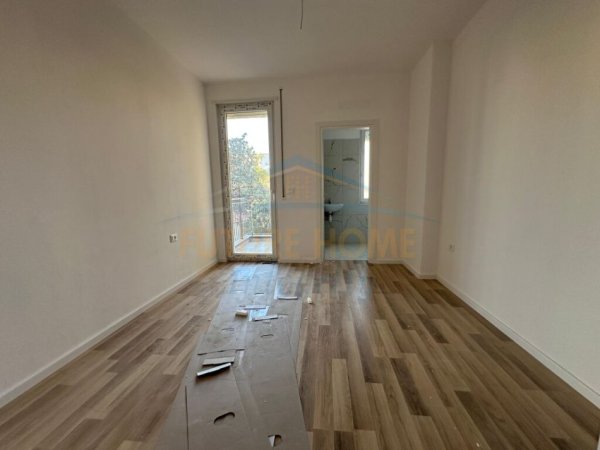 Tirane, jepet me qera apartament 2+1+post parkimi per zyra Kati 1, 97 m² 800 € (Tregu Elektrik)