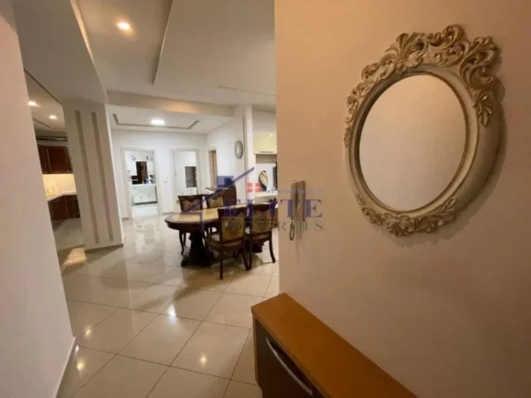 Tirane, jepet me qera apartament 2+1+Ballkon Kati 4, 120 m² 700 € (Ring Center)