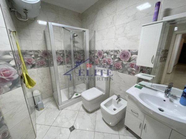 Tirane, jepet me qera apartament 2+1+Ballkon Kati 4, 120 m² 700 € (Ring Center)