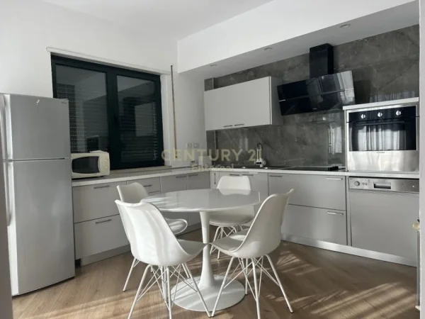 Tirane, jepet me qera apartament 3+1 Kati 4, 100 m² 1.500 € (sami frasheri)