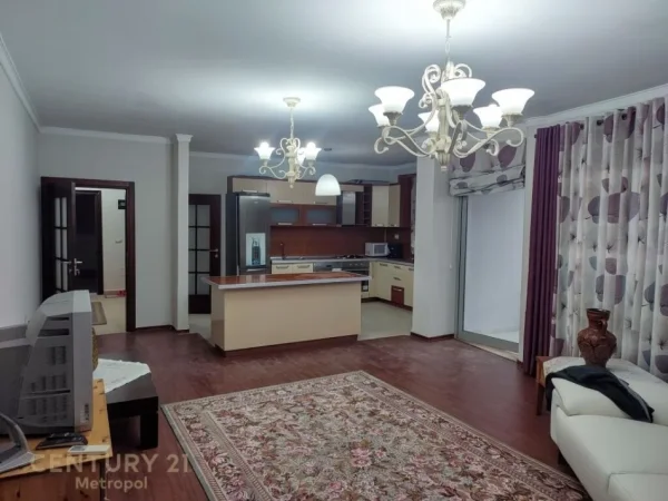 Tirane, jepet me qera apartament 3+1+Ballkon Kati 4, 120 m² 850 € (kopshti zologjik)