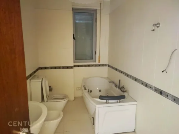 Tirane, jepet me qera apartament 3+1+Ballkon Kati 4, 120 m² 850 € (kopshti zologjik)