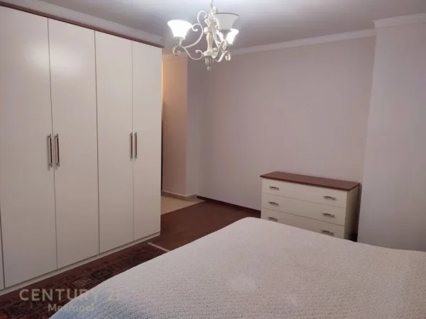 Tirane, jepet me qera apartament 3+1+Ballkon Kati 4, 120 m² 850 € (kopshti zologjik)
