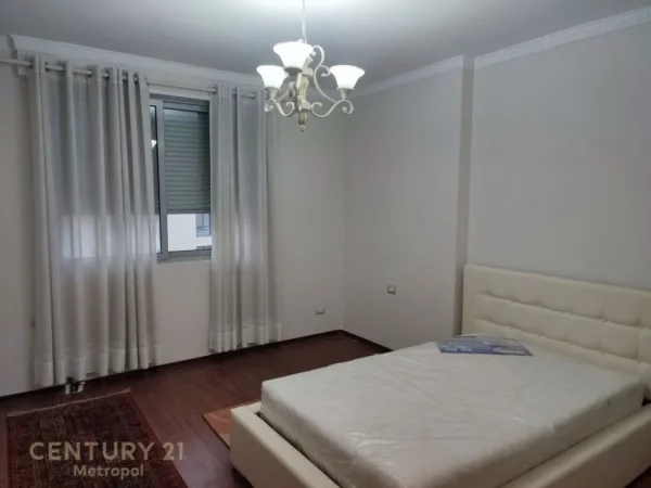 Tirane, jepet me qera apartament 3+1+Ballkon Kati 4, 120 m² 850 € (kopshti zologjik)