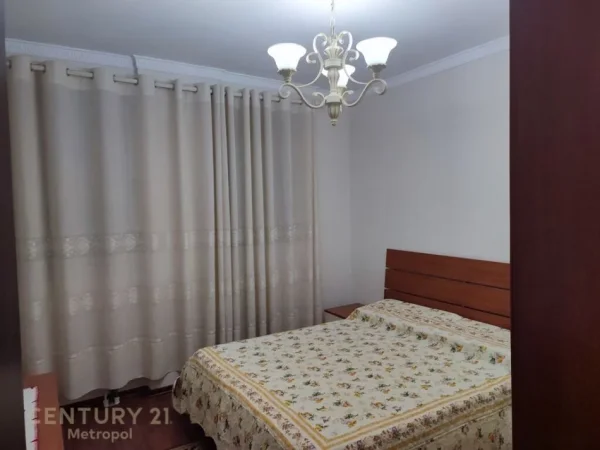 Tirane, jepet me qera apartament 3+1+Ballkon Kati 4, 120 m² 850 € (kopshti zologjik)