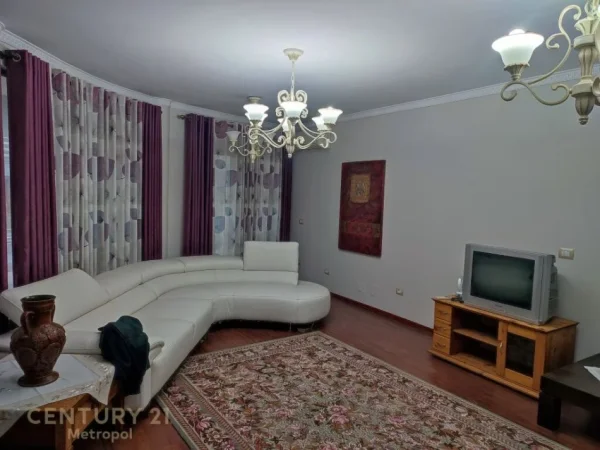 Tirane, jepet me qera apartament 3+1+Ballkon Kati 4, 120 m² 850 € (kopshti zologjik)