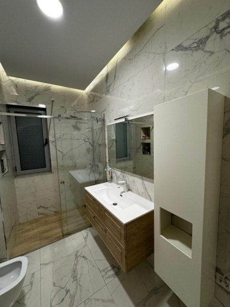 Tirane, jepet me qera apartament 2+1+Ballkon Kati 4, 125 m² 750 € Ministria e Jashtme