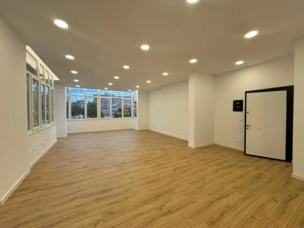 Tirane, shitet ambjent biznesi Kati 1, 100 m² 225.000 € (21 dhjetor)