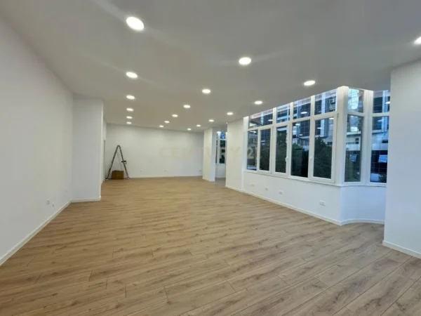 Tirane, shitet ambjent biznesi Kati 1, 100 m² 225.000 € (21 dhjetor)