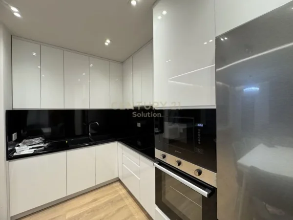 Tirane, jepet me qera apartament 2+1 Kati 3, 105 m² 1.200 € (liqeni i thate)