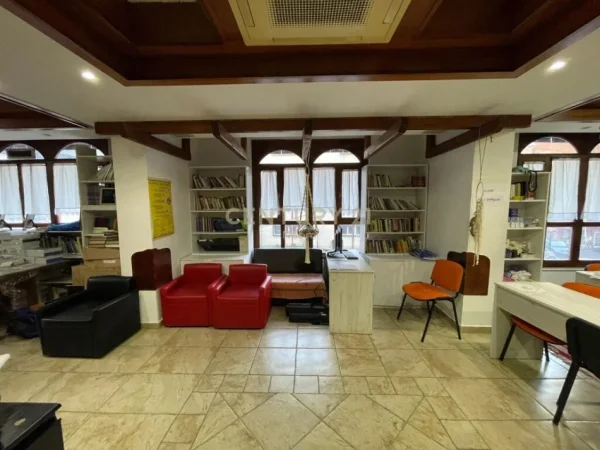 Tirane, jepet me qera zyre Kati 1, 98 m² 800 € (rruga e elbasanit)