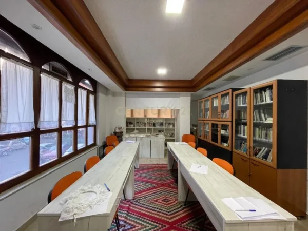 Tirane, jepet me qera zyre Kati 1, 98 m² 800 € (rruga e elbasanit)