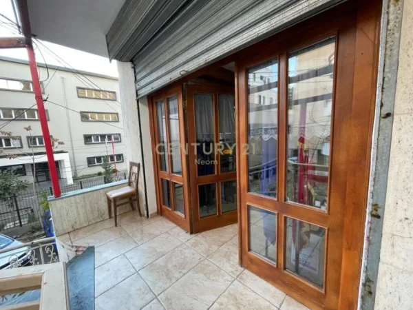 Tirane, jepet me qera zyre Kati 1, 98 m² 800 € (rruga e elbasanit)