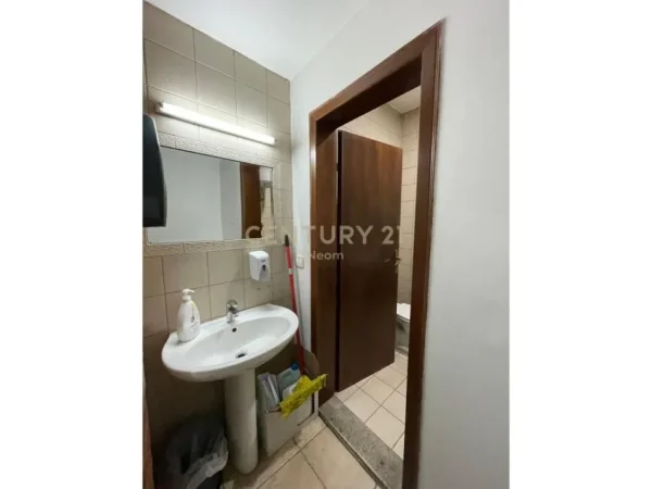 Tirane, jepet me qera zyre Kati 1, 98 m² 800 € (rruga e elbasanit)