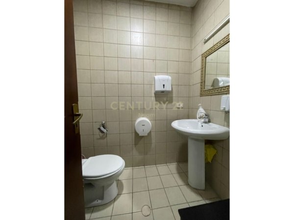 Tirane, jepet me qera zyre Kati 1, 98 m² 800 € (rruga e elbasanit)