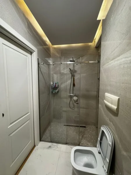 Tirane, jepet me qera apartament 2+1 Kati 4, 126 m² 750 € (Ministria e Jashtme)